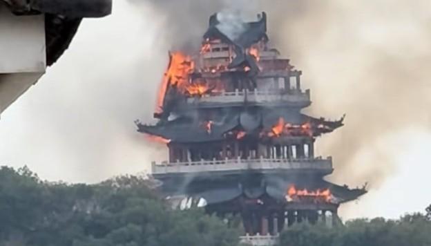 ភ្លើងឆេះប្រាសាទបុរាណអាយុ ១,៥០០ឆ្នាំនៅចិន យ៉ាងសន្ធោសន្ធៅ!