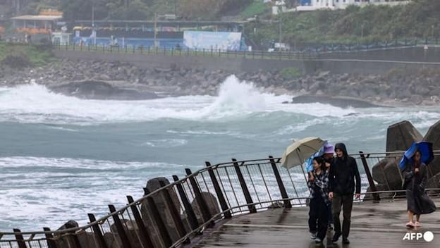 តៃវ៉ាន់៖ ប្រកាសអាសន្នជម្លៀសពលរដ្ឋជាង ៣ពាន់នាក់ ក្រោយព្យុះទីហ្វុង Fung-wong នាំមកនូវហានិភ័យបាក់ដី