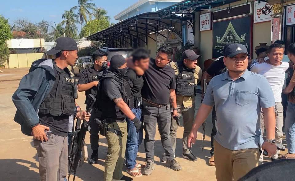 នគរបាលព្រហ្មទណ្ឌបង្ក្រាបក្រុមឆក់ប្រដាប់អាវុធ ៣នាក់ ដកហូតអាវុធ៣ដើម