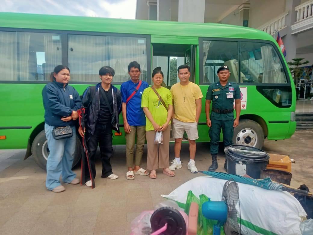 នគរបាលបន្ទាយមានជ័យ ជួយដឹកជញ្ជូនពលរដ្ឋខ្មែរ ៩នាក់ ត្រឡប់ពីថៃដល់ផ្ទះដោយសុវត្ថិភាព