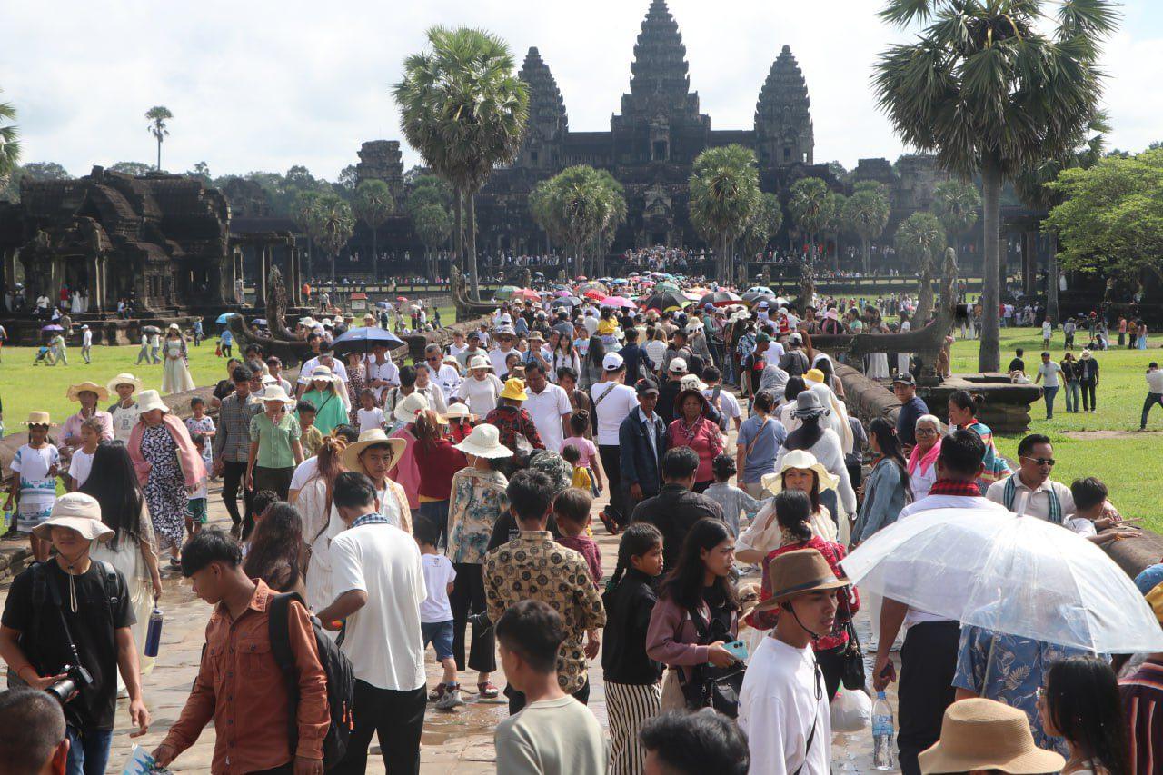 ភាព​អស្ចារ្យ​អង្គរ! ភ្ញៀវ​រាប់ម៉ឺន​នាក់​ចោមរោម​ទឹកដី​ពិសិដ្ឋ​ក្នុង​ពិធីបុណ្យ​អុំទូក​យ៉ាង​កក់ក្តៅ