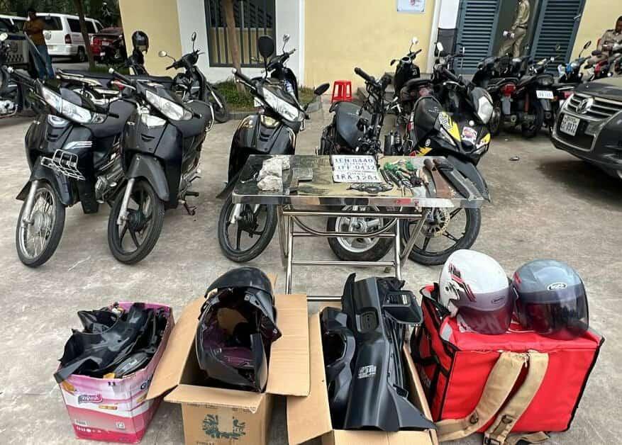 កម្លាំង​សមត្ថកិច្ច​រាជធានី​ភ្នំពេញ​បង្ក្រាប​ក្រុម​ក្មេង​ទំនើង​បង្ក​ហិង្សា និង​ប្លន់​បាន​២០​នាក់​ក្នុង​រយៈពេល​៤​ថ្ងៃ​!