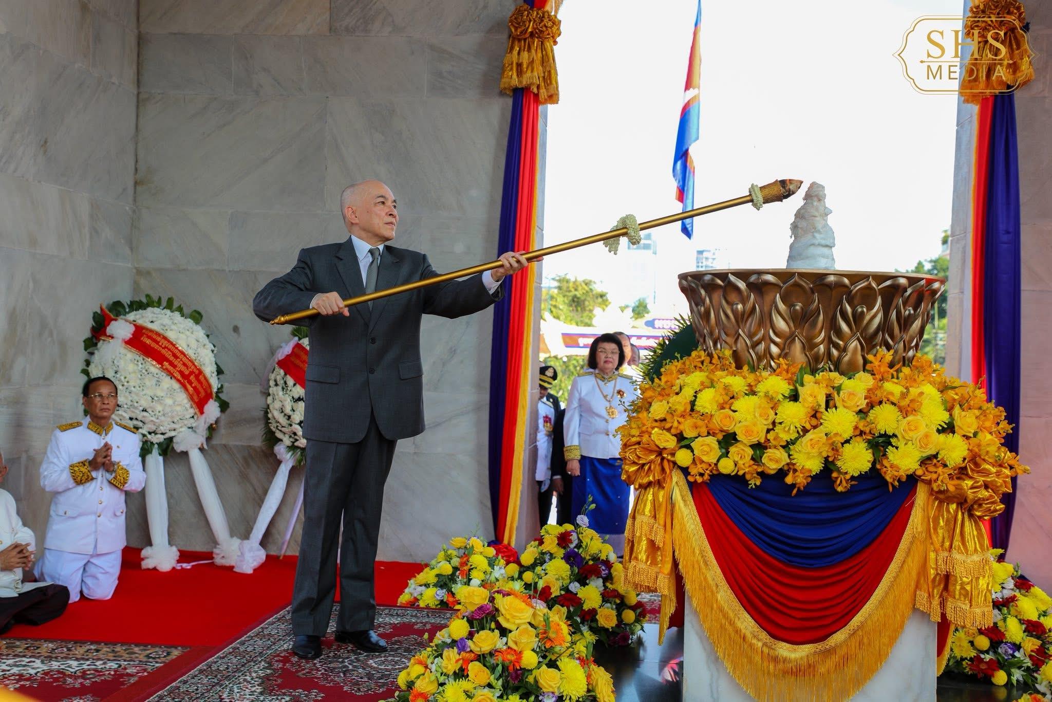 ព្រះមហាក្សត្រយាងប្រទានភ្លើងជ័យមហោឡារិក ក្នុងខួប៧២ឆ្នាំនៃទិវាបុណ្យឯករាជ្យជាតិ ៩ វិច្ឆិកា