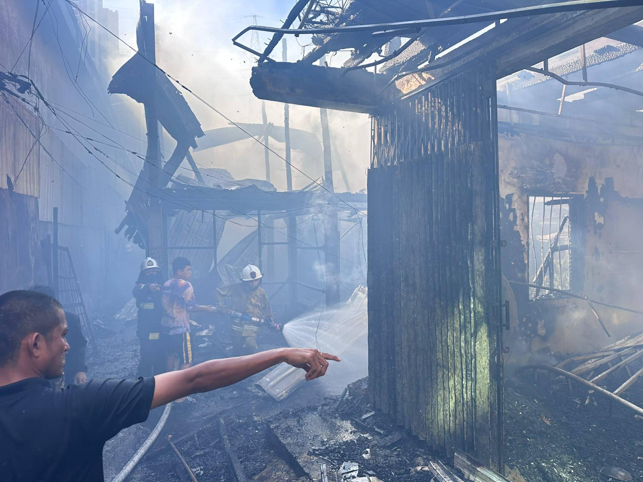 រន្ធត់ណាស់! ភ្លើងឆេះផ្ទះប្រជាពលរដ្ឋ ១២ខ្នង ក្លាយជាផេះដីទាំងព្រឹកនៅភ្នំពេញ។