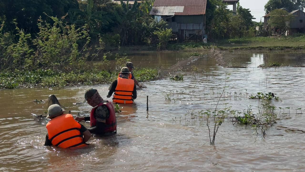 កម្លាំងយោធាខេត្តកំពង់ឆ្នាំងចុះបង្ក្រាបបទល្មើសនេសាទខុសច្បាប់ទ្រង់ទ្រាយធំនៅកំពង់ត្រឡាច