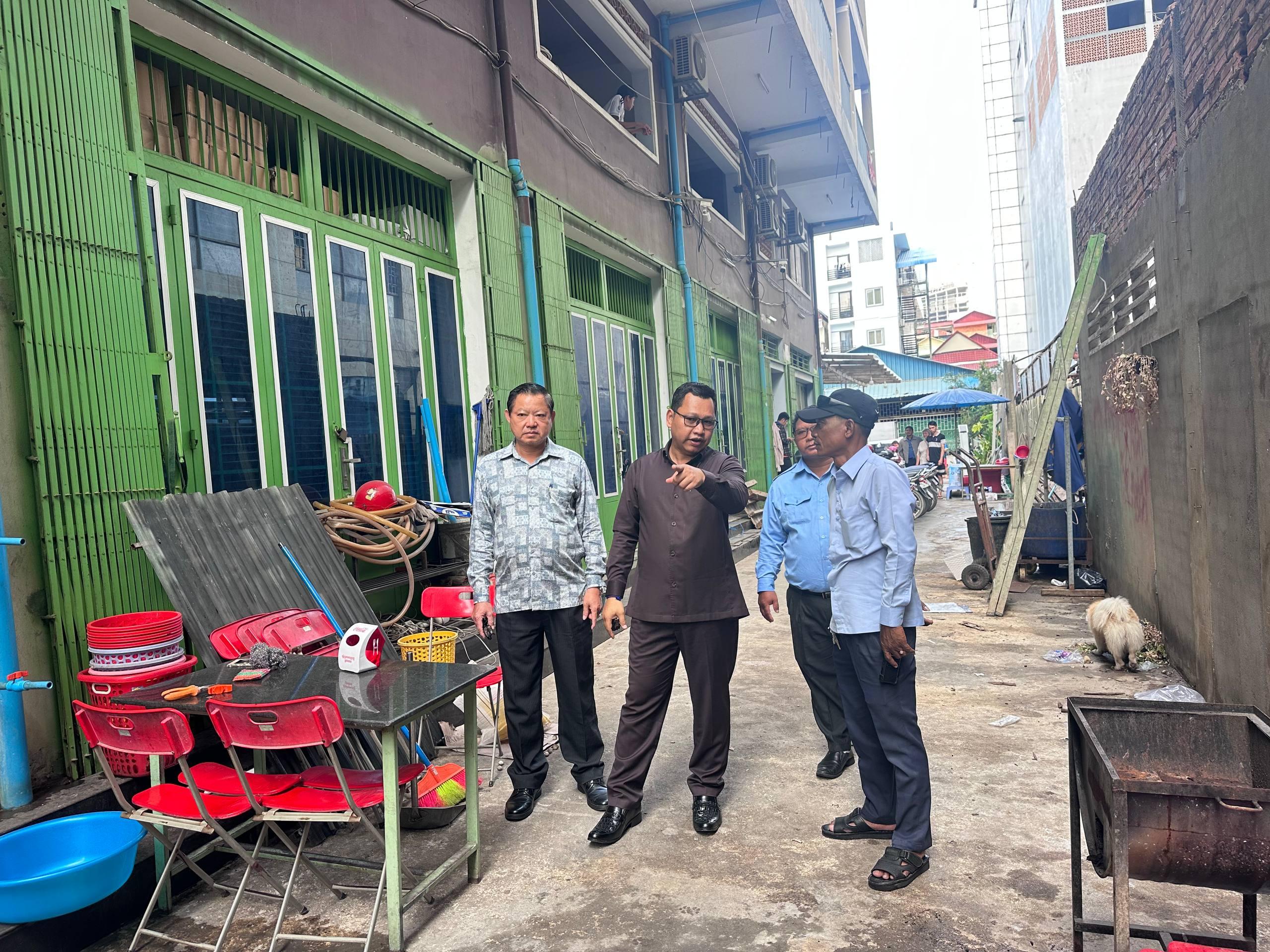 សាលា​ជ័យ​ថា​វី នៅតែ​បំពាន! អាជ្ញាធរ​ខណ្ឌ​៧​មក​រា ដឹកនាំ​ចុះ​រុះរើ​សំណង់​បិទផ្លូវ​សាធារណៈ