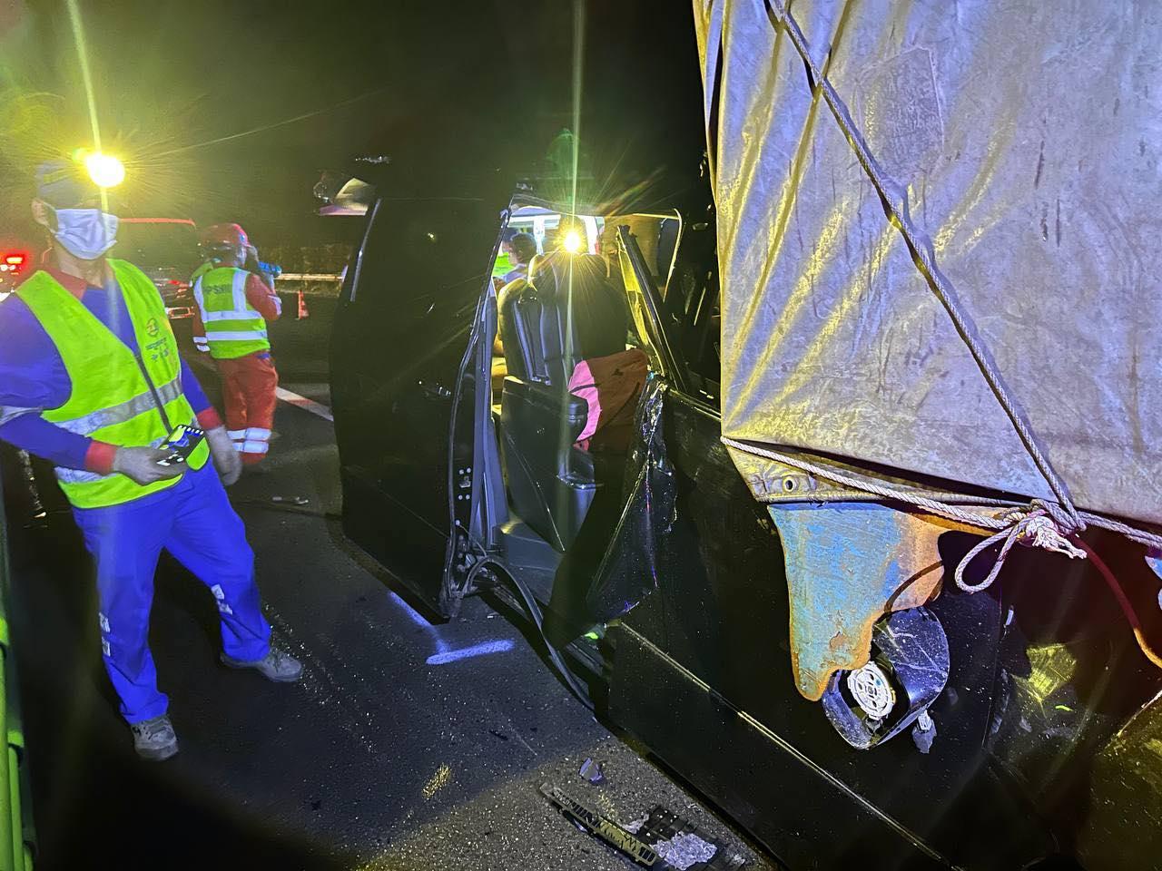 ផ្លូវល្បឿនលឿនកំពង់ស្ពឺ រន្ធត់យប់មិញ! រថយន្ត Alphard បុកគូទ FUSO ពេញទំហឹង បណ្តាលឲ្យខ្មែរ-កូរ៉េ របួសធ្ងន់