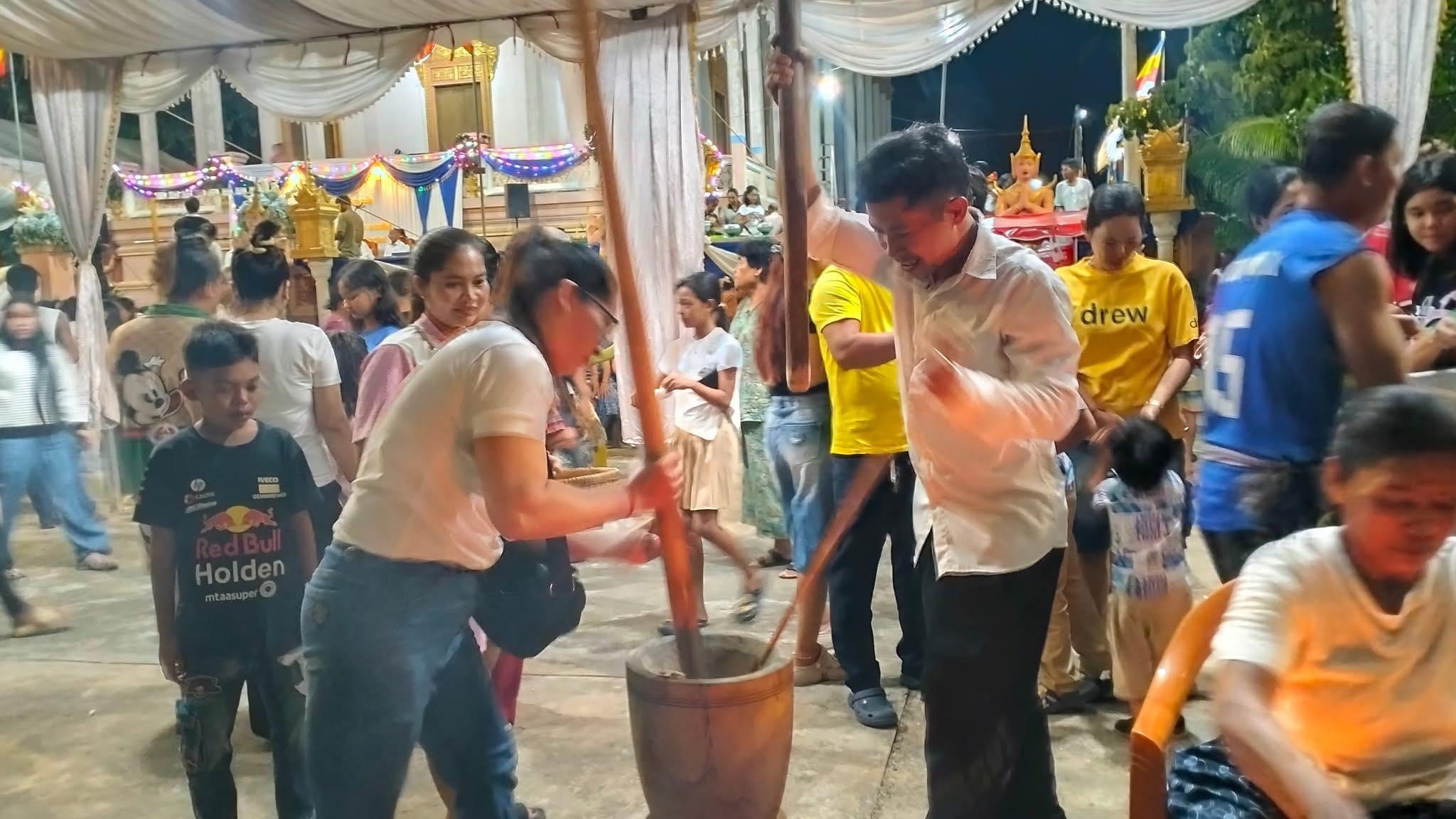 កំពង់ឆ្នាំង៖ ប្រពៃណី «សំពះព្រះខែ និងអកអំបុក» នៅតែបន្តផុសផុល ទោះបីយប់ជ្រៅរង់ចាំព្រះចន្ទចំពីលើក្បាល!