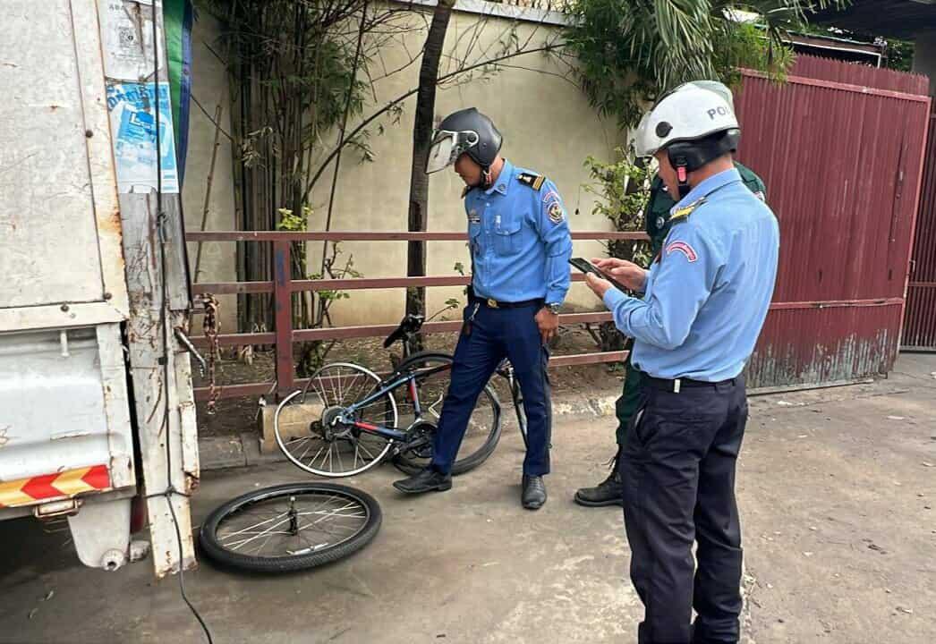 រថយន្តបុកអ្នកជិះកង់ហាត់ប្រាណស្លាប់! អូសកង់ជាប់ខ្លួនរហូតជិត១០គីឡូម៉ែត្រ ទើបធ្លាក់ចុះ