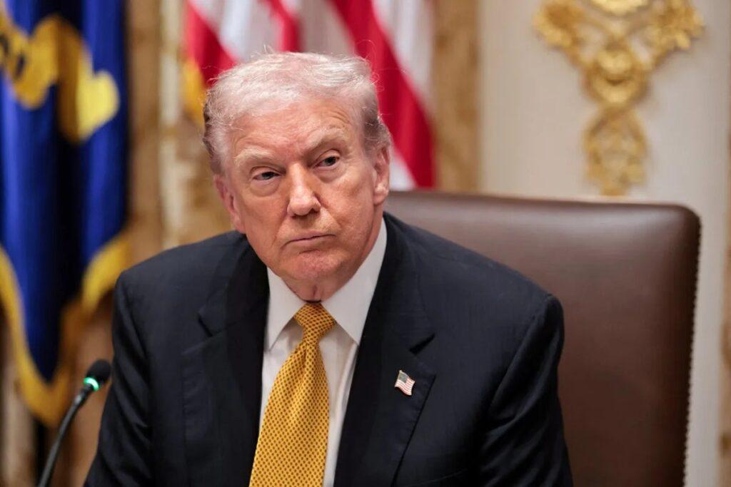 លោកត្រាំប្រកាសផែនការចែកលុយ ២០០០ ដុល្លារដល់ពលរដ្ឋអាមេរិក ពីចំណូលពន្ធគយ