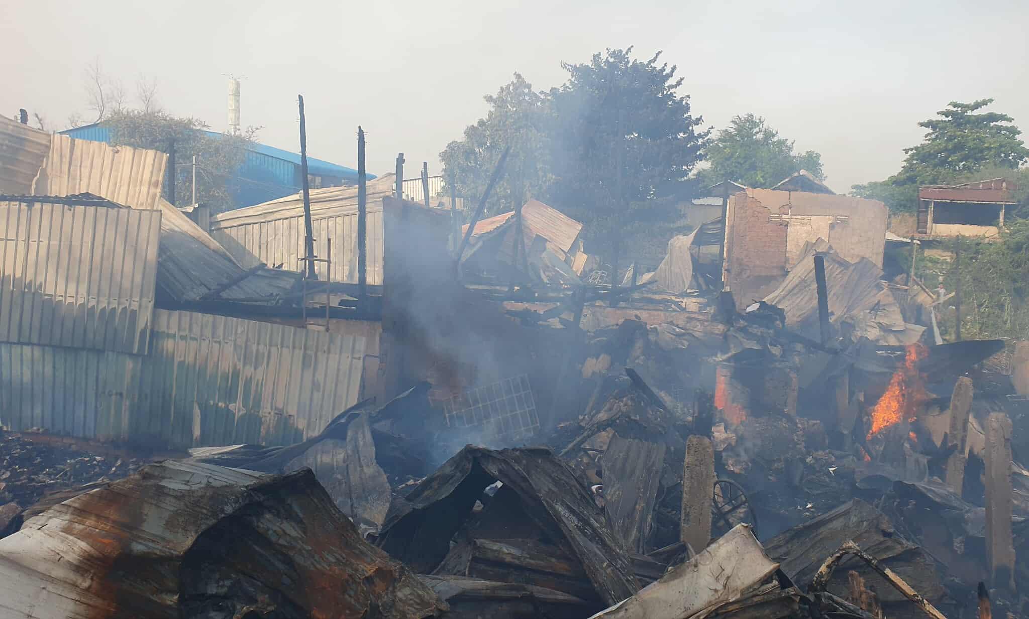 ភ្លើងឆេះសិប្បកម្មទ្វារបង្អួចត្រឡោកបែក សមត្ថកិច្ចបន្តបាញ់ពន្លត់រហូតដល់ថ្ងៃត្រង់