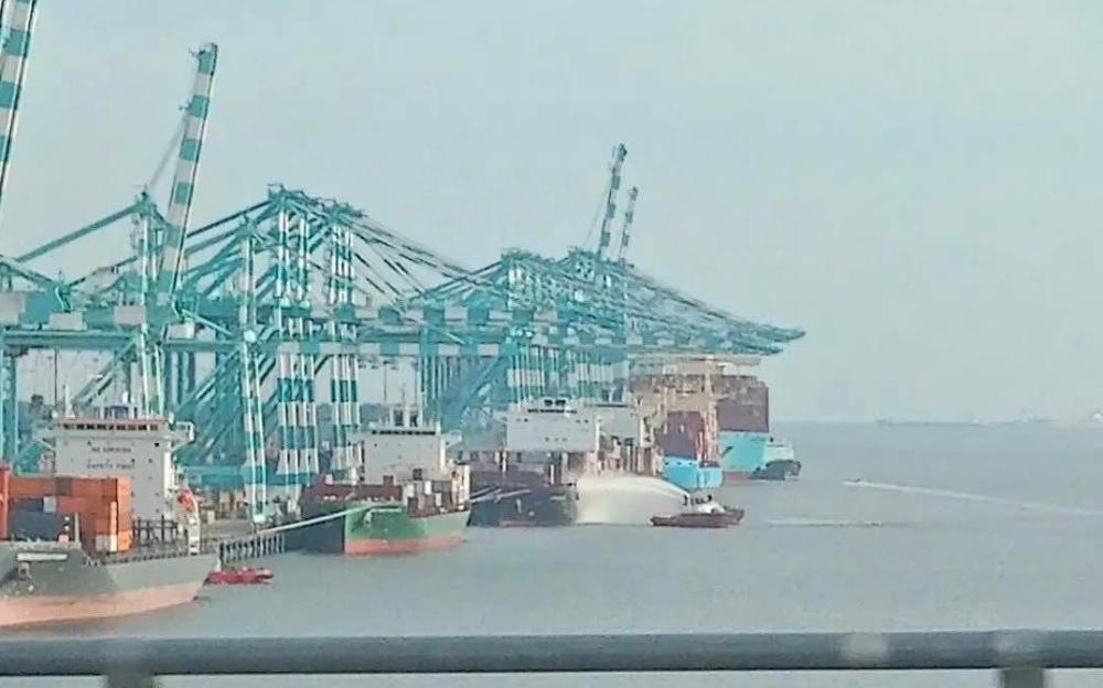 រន្ធត់! ភ្លើងឆេះកប៉ាល់ដឹកទំនិញនៅម៉ាឡេស៊ី សម្លាប់៣នាក់ និងរបួស៣នាក់