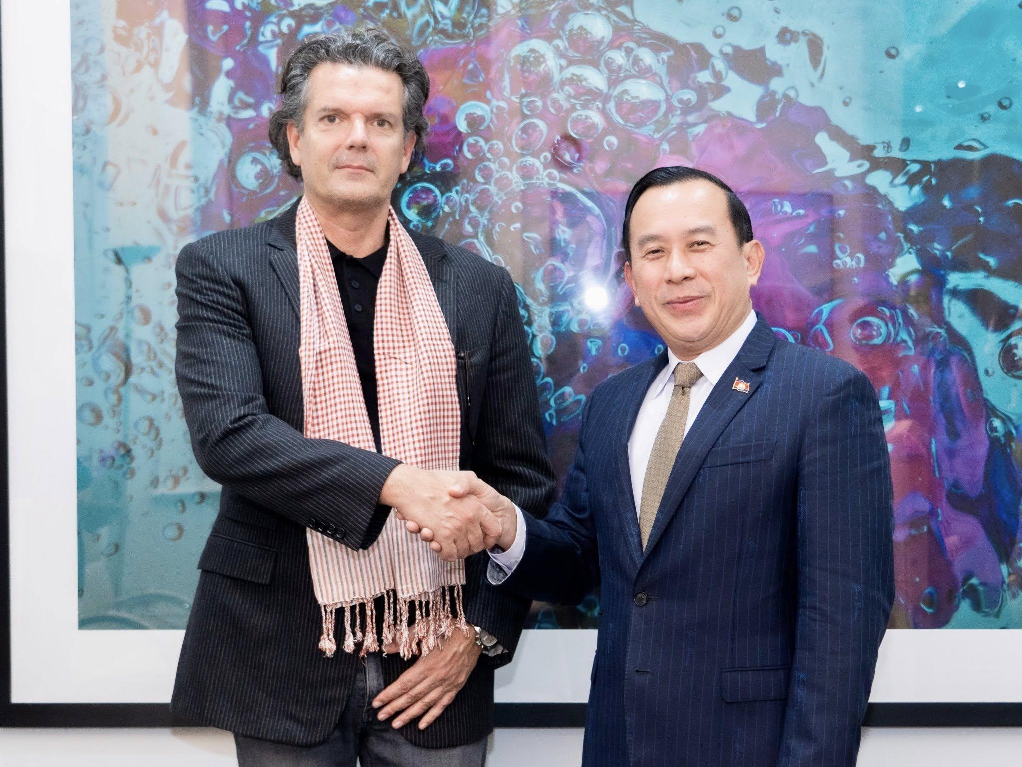 កម្ពុជាត្រៀមទទួលកំពូលតារាចម្រៀង Andrea Bocelli សម្រាប់មហាតន្ត្រីកម្រិតពិភពលោក!