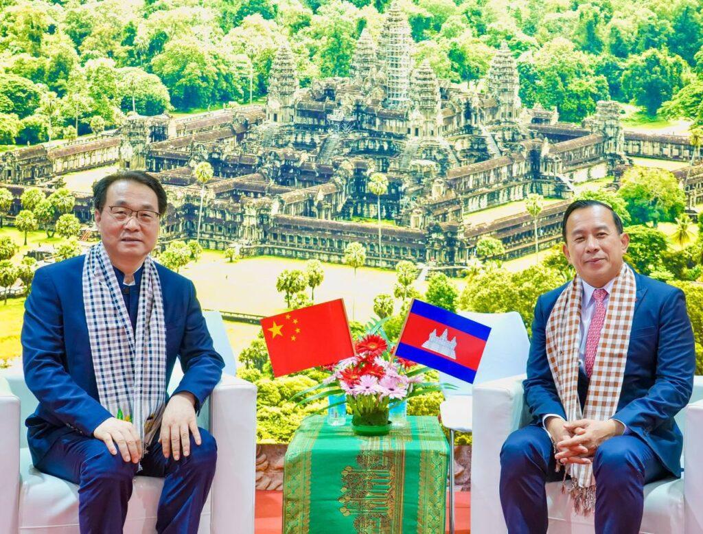 ជំរុញទេសចរណ៍! លោក ហួត ហាក់ ដឹកនាំគណៈប្រតិភូទស្សនាស្តង់កម្ពុជាដ៏ទាក់ទាញនៅទីក្រុងស៊ូចូវ ប្រទេសចិន