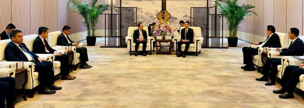 កម្ពុជា-ចិន រឹតចំណងទេសចរណ៍! ត្រៀមជំរុញ «ឆ្នាំទេសចរណ៍ ២០២៥» ឲ្យកាន់តែលេចធ្លោ 🤝✈️