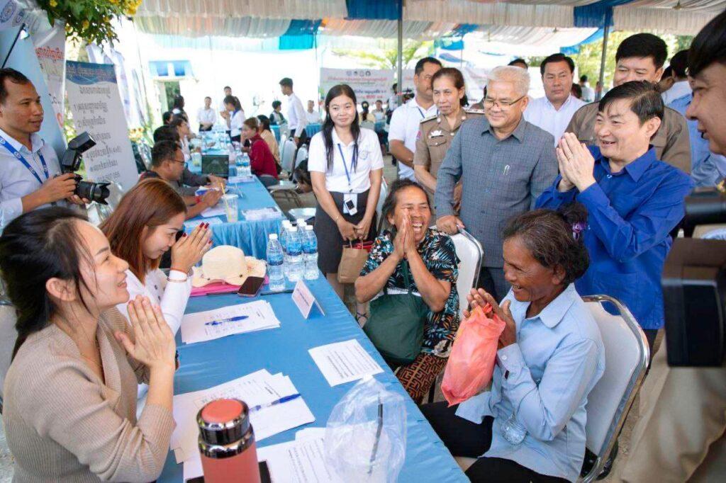 ក្រសួងការងារនាំពិព័រណ៍ការងារដល់មូលដ្ឋាន! អតីតពលករត្រឡប់ពីថៃ សប្បាយចិត្តរីករាយ ទទួលបានឱកាសការងារជិត ១,២ម៉ឺនកន្លែង!