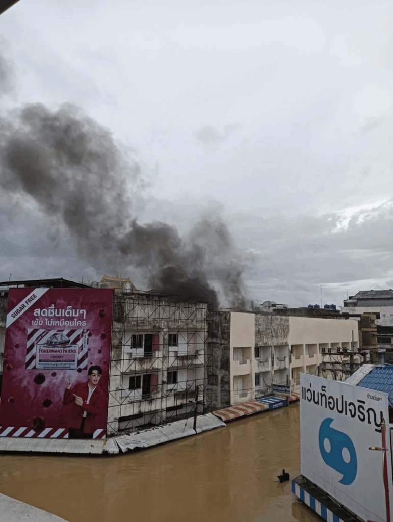 ខេត្តសុងខ្លា ទុក្ខពីរជាន់៖ អគ្គិភ័យឆេះលើអគារពាណិជ្ជកម្ម ទឹកជំនន់លិចពីក្រោម