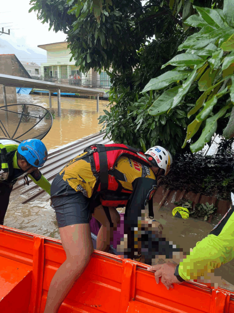 ទឹកជំនន់ថៃឈានកម្រិតគ្រោះថ្នាក់ បណ្តាលមនុស្សស្លាប់១៣នាក់
