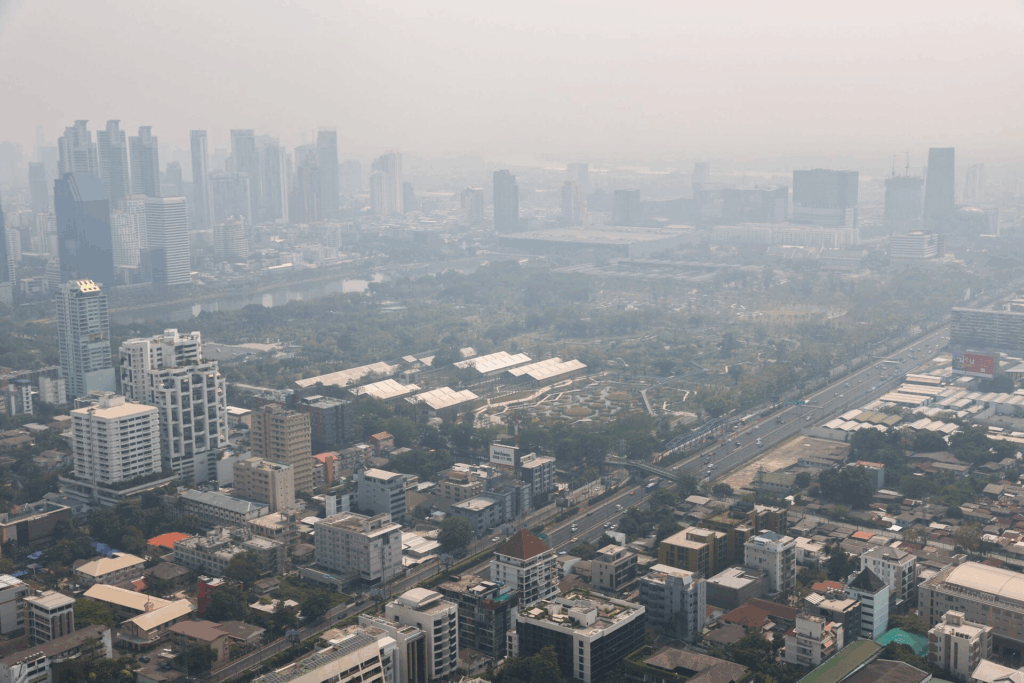 ថៃជួបវិបត្តិទ្វេ៖ ទឹកជំនន់រង្គោះរង្គើ និងផ្សែងពុលគ្របដណ្តប់ទីក្រុងបាងកក