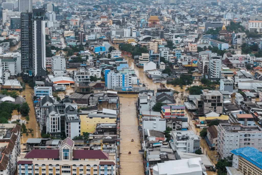 ទឹកជំនន់ថៃបង្កខូចខាតសេដ្ឋកិច្ចរាប់ពាន់លានបាត អ្នកជំនាញបារម្ភខ្លាំង