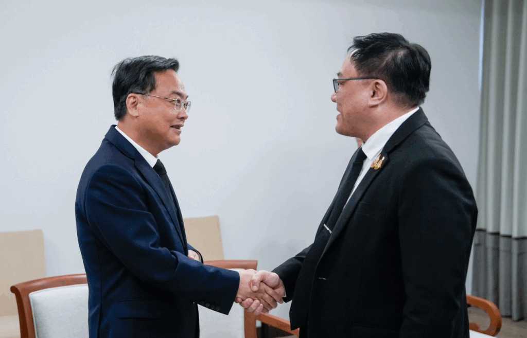 ចិនបង្ហាញសញ្ញាល្អូកល្អិនជាមួយមេដឹកនាំថ្មីបក្សភឿថៃរបស់លោកថាក់ស៊ីននៅបាងកក