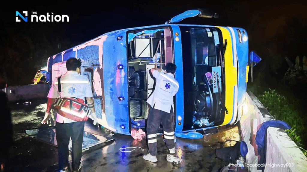 រថយន្តក្រឡាប់នៅថៃ៖ ទេសចរបរទេស១២នាក់រងរបួស ក្រោយបើកបរលើផ្លូវរអិល