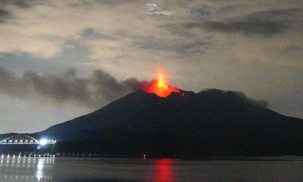 រន្ធត់! ភ្នំភ្លើង Sakurajima ជប៉ុនផ្ទុះកក្រើក បង្ខំឲ្យជើងហោះហើររាប់សិបជើងត្រូវលុបចោល