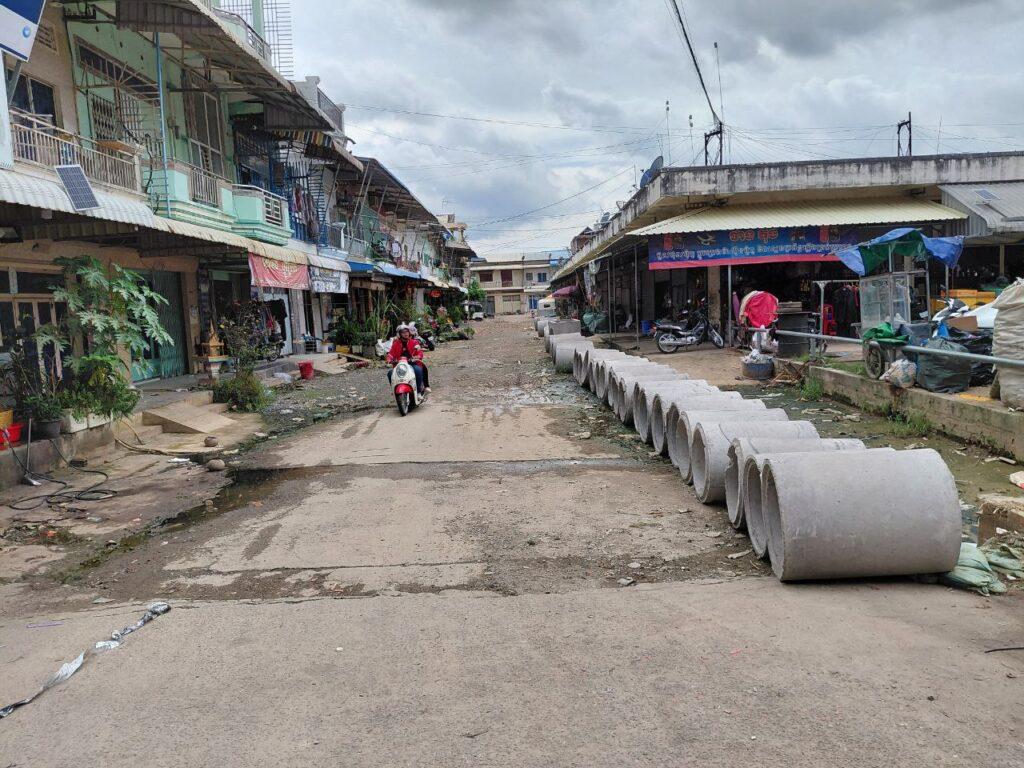 លែងបារម្ភទៀតហើយ! អាជ្ញាធររៀបចំប្រព័ន្ធលូថ្មីមុខកាត់ធំជុំវិញផ្សារបឹងព្រលិត រំដោះជំនន់ទឹកភ្លៀងជិត២០ឆ្នាំ