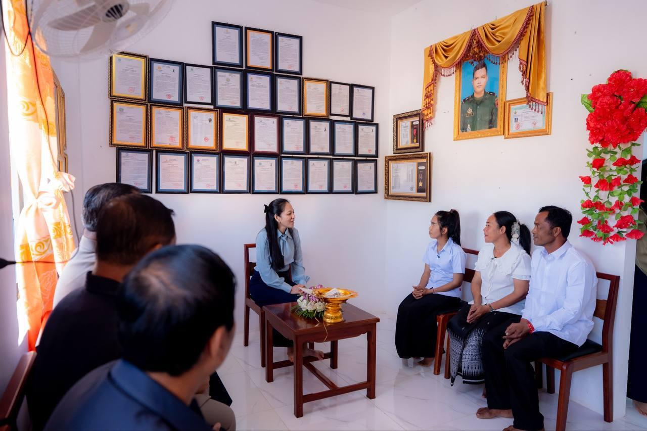 លោកជំទាវបណ្ឌិត ពេជ ចន្ទមុន្នី នាំផ្ទះមួយខ្នងជូនវីរៈគ្រួសារយោធពលខេមរភូមិន្ទនៅស្ទឹងត្រែង