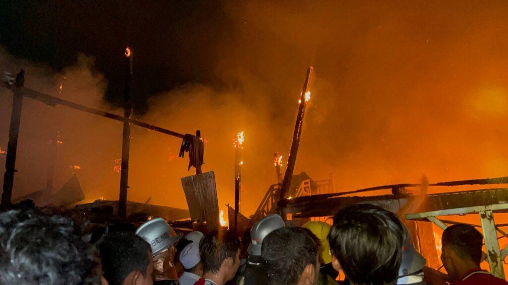 ភ្លើងឆេះកួចផ្ទះឈើប្រក់ស័ង្កសីជិតមាត់ទន្លេ នៅព្រែកប្រា រងរបួសម្នាក់ និងខូចខាតធ្ងន់ធ្ងរ!