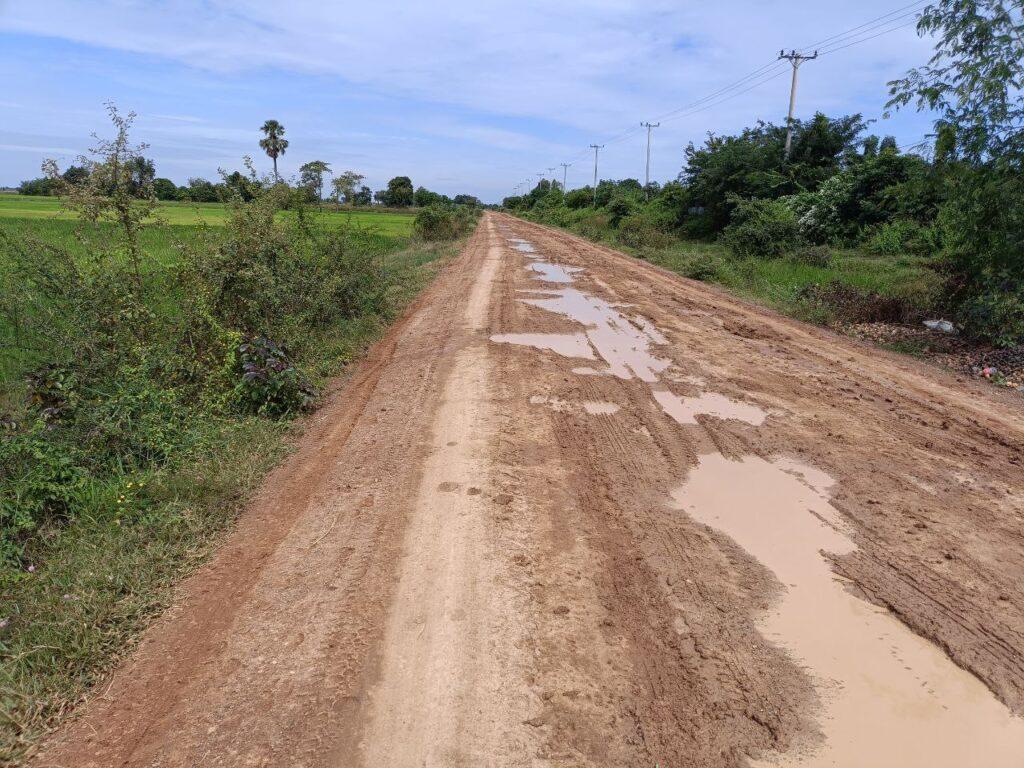 ប្រជាពលរដ្ឋសុំជួសជុលផ្លូវខូចខ្លាំងក្នុងឃុំពាមឯក