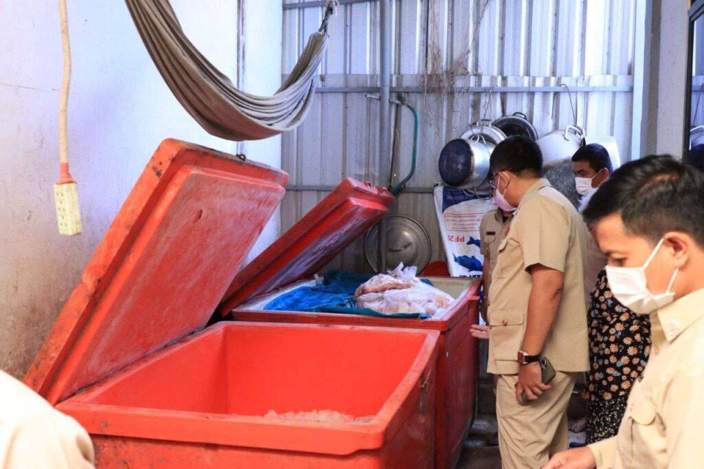 មន្ត្រីជំនាញចុះត្រួតពិនិត្យឃ្លាំងសាច់បង្កកនៅប៉ោយប៉ែត រកឃើញសាច់ខូចគុណភាពចំនួន ២៨០ គីឡូក្រាម