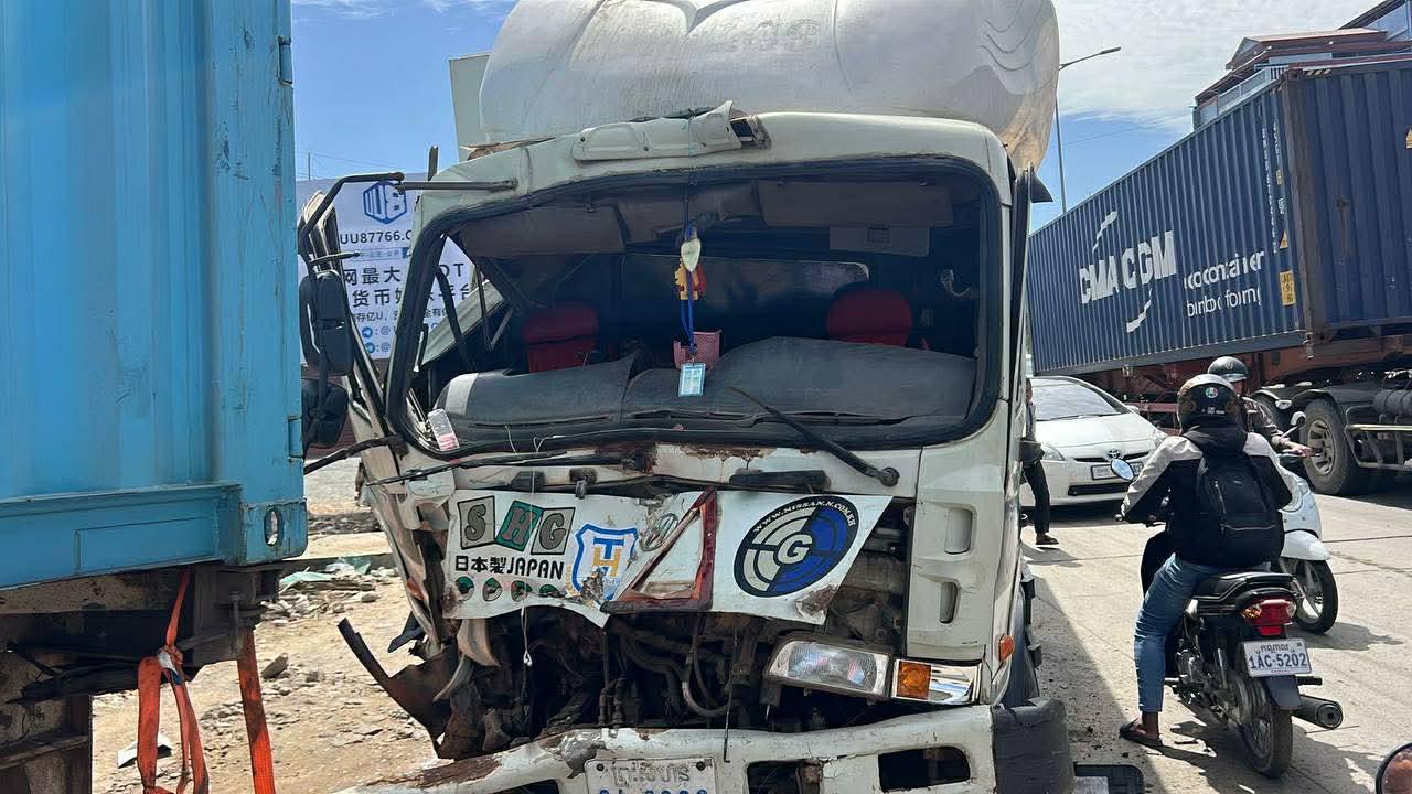 រថយន្តទ្រុងដឹកទំនិញបុករះយានយន្តបន្តបន្ទាប់ របួសធ្ងន់៣នាក់ នៅមហាវិថីឈ្នះ-ឈ្នះ