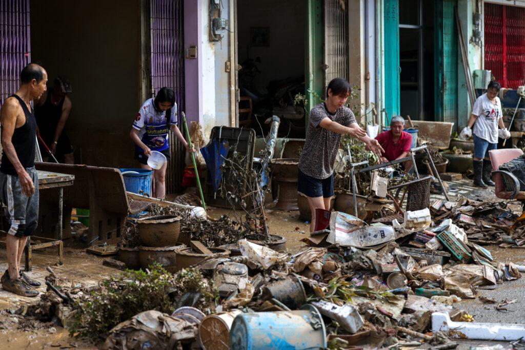 អ្នកស្រុកហាតយ៉ៃខឹងសម្បា រដ្ឋាភិបាលលាក់តួលេខស្លាប់ និងធ្វើការយឺតយ៉ាវក្នុងការសម្អាតកាកសំណល់
