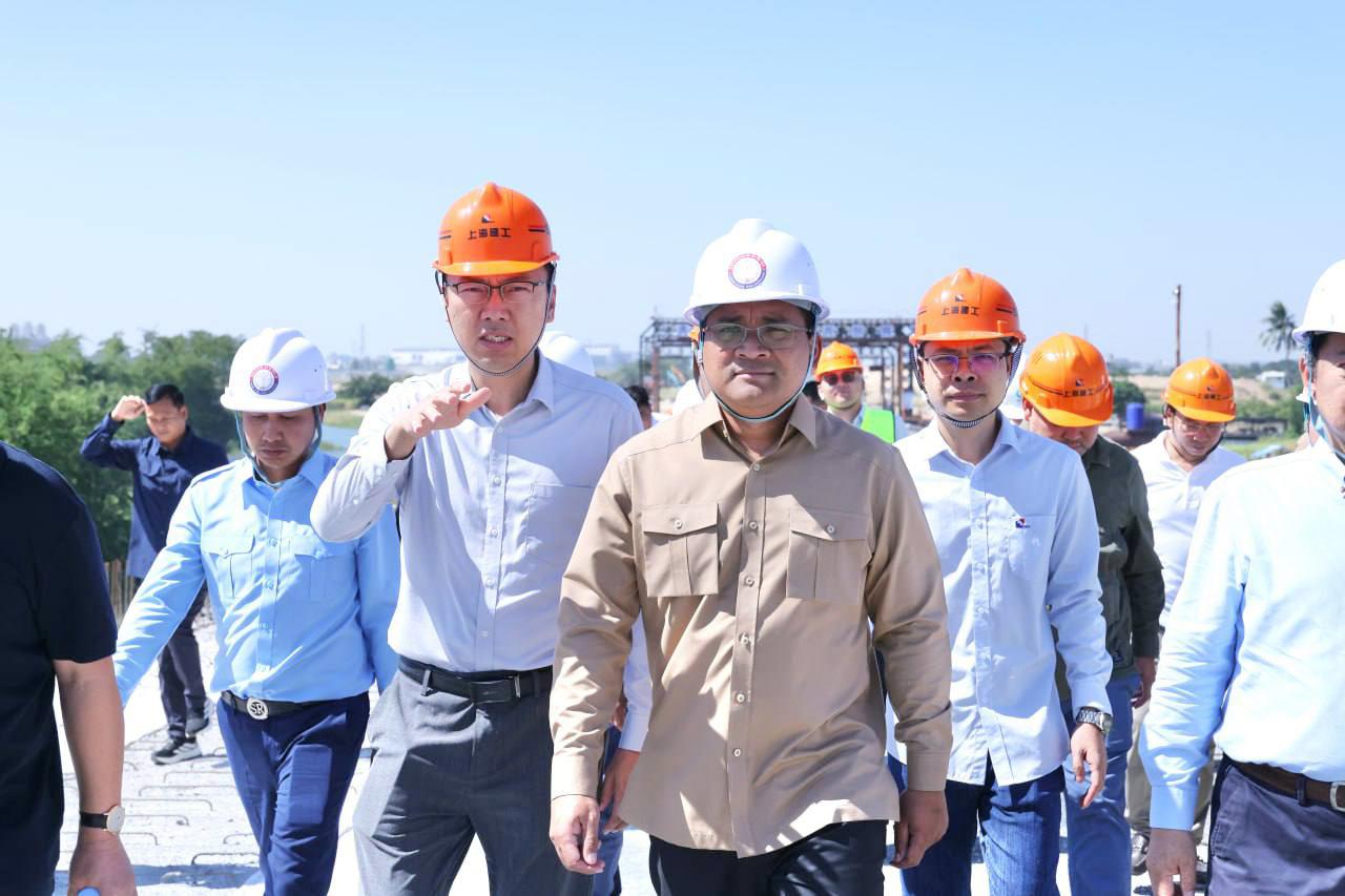 រដ្ឋមន្រ្តីសាធារណការចុះត្រួតពិនិត្យការរំកិលធ្នឹមស្ពានបាសាក់ ដោយគម្រោងសម្រេចវឌ្ឍនភាពលើសពី ៥០%