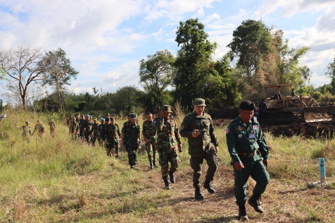 កម្ពុជាចុះពិនិត្យបង្គោលព្រំដែនលេខ៥២-៥៣ ជាមួយក្រុមសង្កេតការណ៍អាស៊ាន