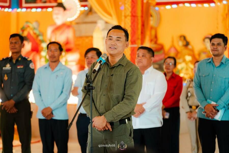 អភិបាលខេត្តកំពង់ធំ នាំអំណោយស្បៀងពីរាជរដ្ឋាភិបាល ជូនប្រជាពលរដ្ឋ១៩៧គ្រួសារ ដែលរងគ្រោះទឹកជំនន់