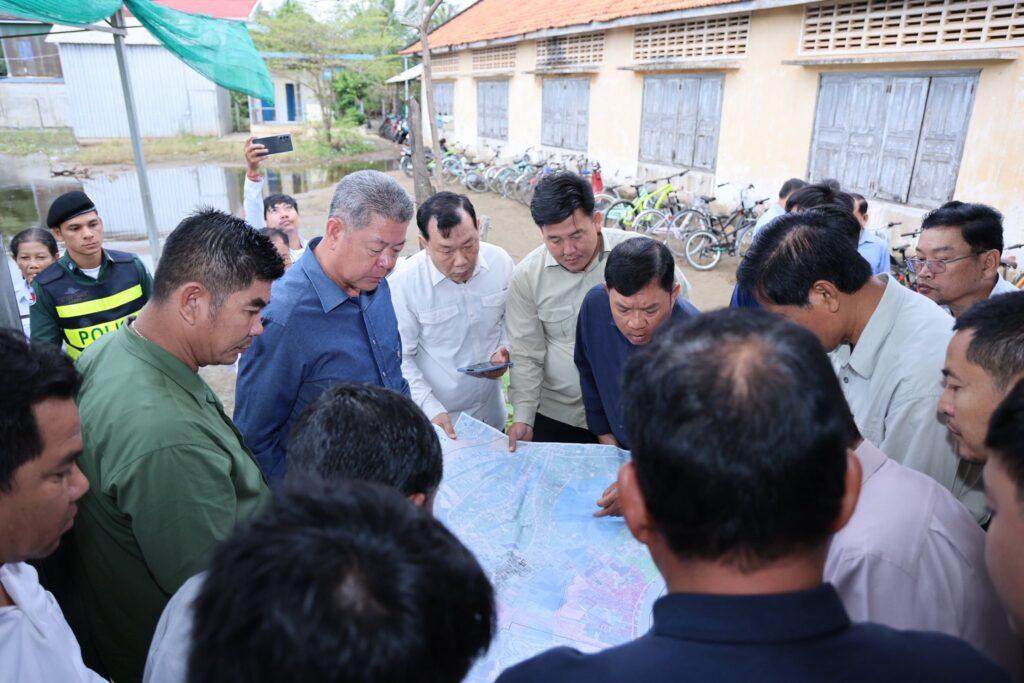 អភិបាលខេត្តកណ្ដាលចុះពិនិត្យទឹកលិចក្នុងស្រុកកៀនស្វាយ ណែនាំដោះស្រាយបញ្ហាប្រជាពលរដ្ឋឲ្យទាន់ពេល