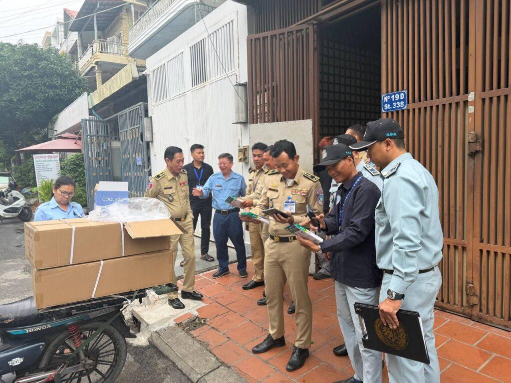 អាជ្ញាធរចាប់ខ្លួនអ្នកដឹកនាំក្រុមហ៊ុននាំចូលបន្ទះបញ្ចុះកម្តៅ Cool-Kid ក្លែងក្លាយ រកឃើញផលិតផលខុសច្បាប់រាប់រយកេស