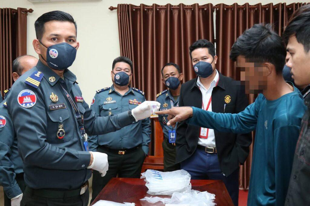 កងអាវុធហត្ថខេត្តតាកែវ បង្ក្រាបក្រុមជួញដូរថ្នាំញៀន រឹបអូសគ្រឿងញៀនជាង ១.៦គីឡូក្រាម