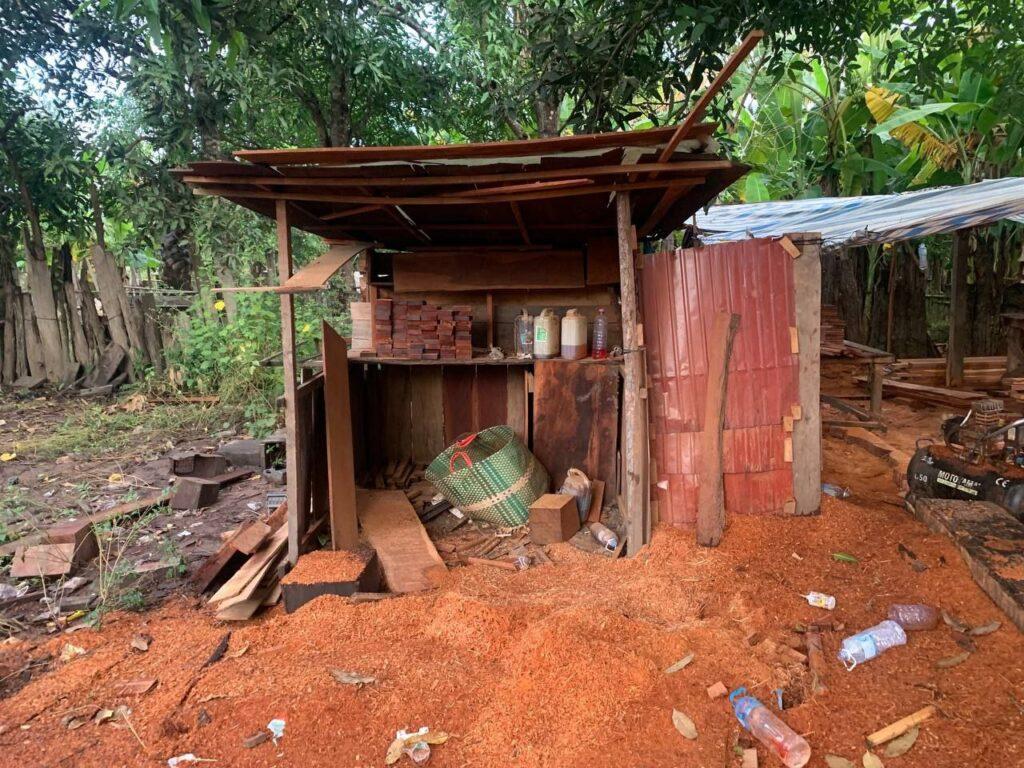 ក្រចេះ៖ សមត្ថកិច្ចចម្រុះបង្ក្រាបរោងសិប្បកម្មឈើខុសច្បាប់ ចាប់ឃាត់ឧបករណ៍រាប់ដប់គ្រឿង