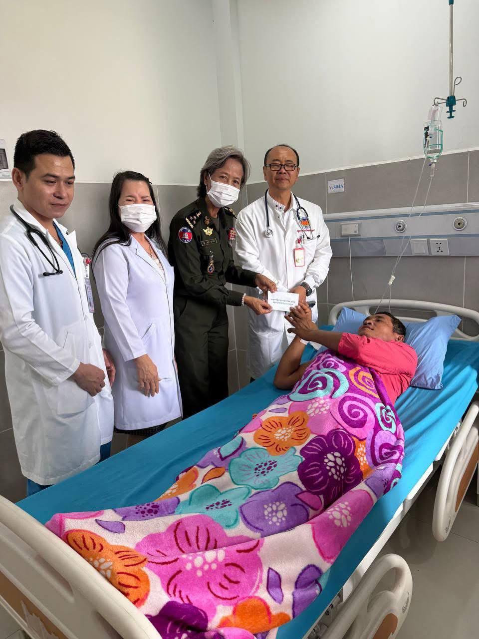 សម្តេច ម៉ែន សំអន អញ្ជើញសួរសុខទុក្ខវីរកងទ័ព៣រូប ដែលបានរងរបួសក្នុងការការពារព្រំដែនកម្ពុជា-ថៃ