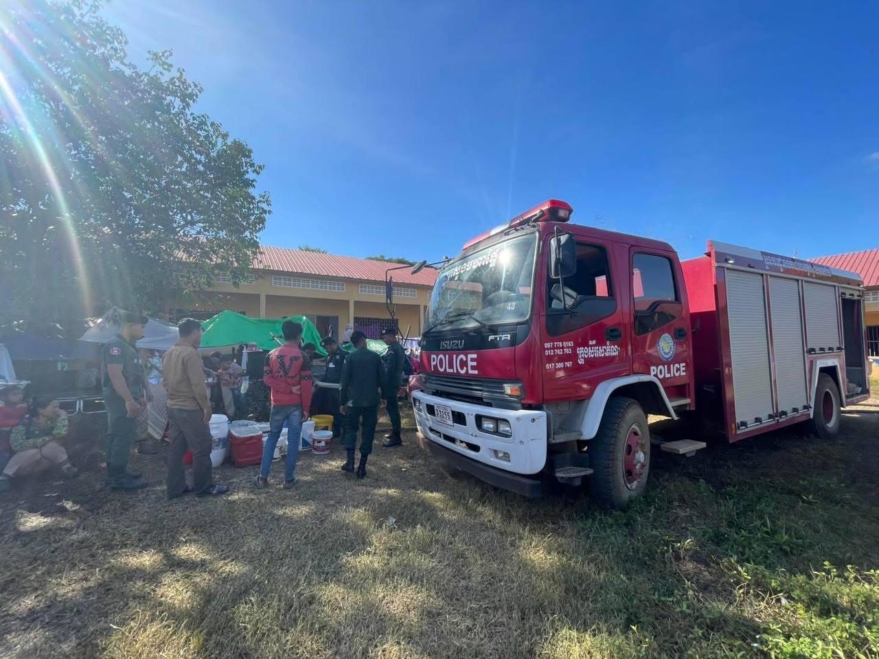 ស្នងការនគរបាលខេត្តបន្ទាយមានជ័យ ដឹកទឹកជូនជនភៀសសឹកដែលកំពុងជួបការខ្វះខាត