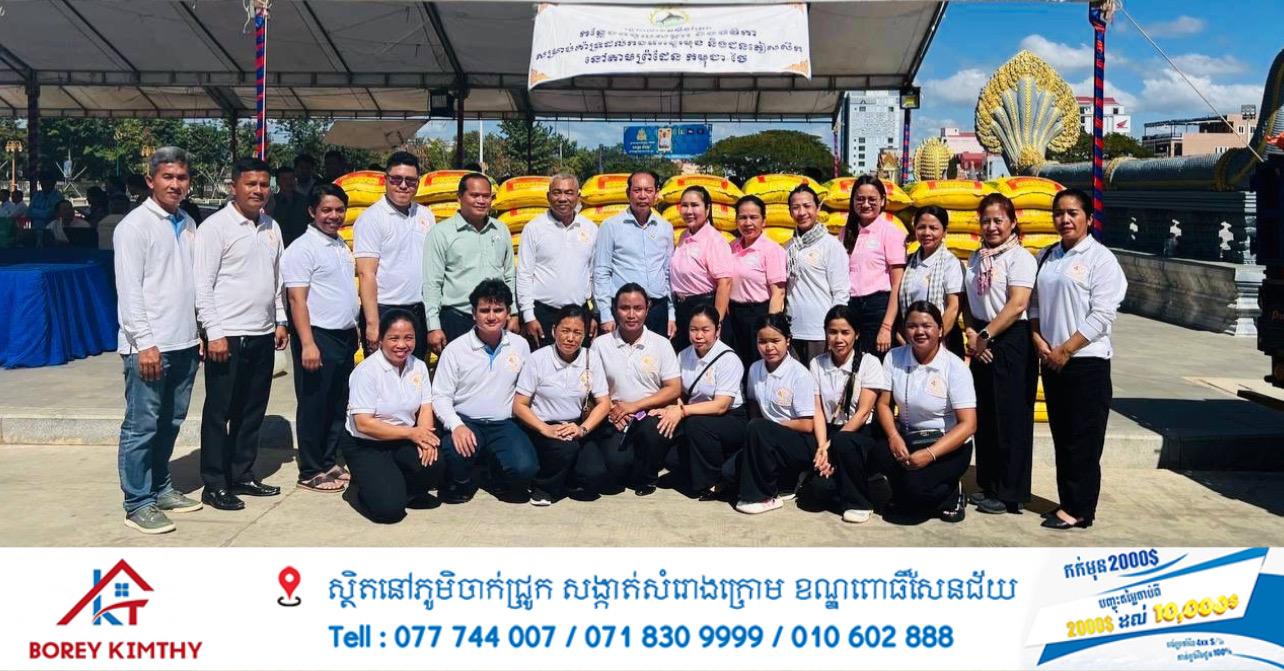 ស្ត្រីអាជីវករពីររូបបរិច្ចាគថវិកាជាង ៧លានរៀល និងអង្ករ ១០តោន ជួយកងកម្លាំងព្រំដែនស្ទឹងត្រែង