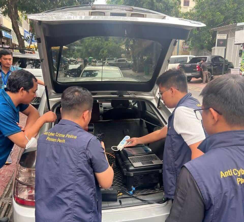 នគរបាលភ្នំពេញចាប់ខ្លួនជនសង្ស័យ២នាក់ រថយន្តមានឧបករណ៍ផ្ដាច់សេវាផ្ញើសារ SMS សម្រាប់ប្រព្រឹត្តបទល្មើសអនឡាញ