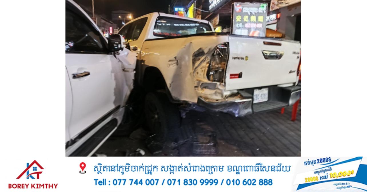 រថយន្តចិនបុករះរថយន្តគ្នាឯងពីរគ្រឿងនៅហាងចិនក្នុងរាជធានីភ្នំពេញ