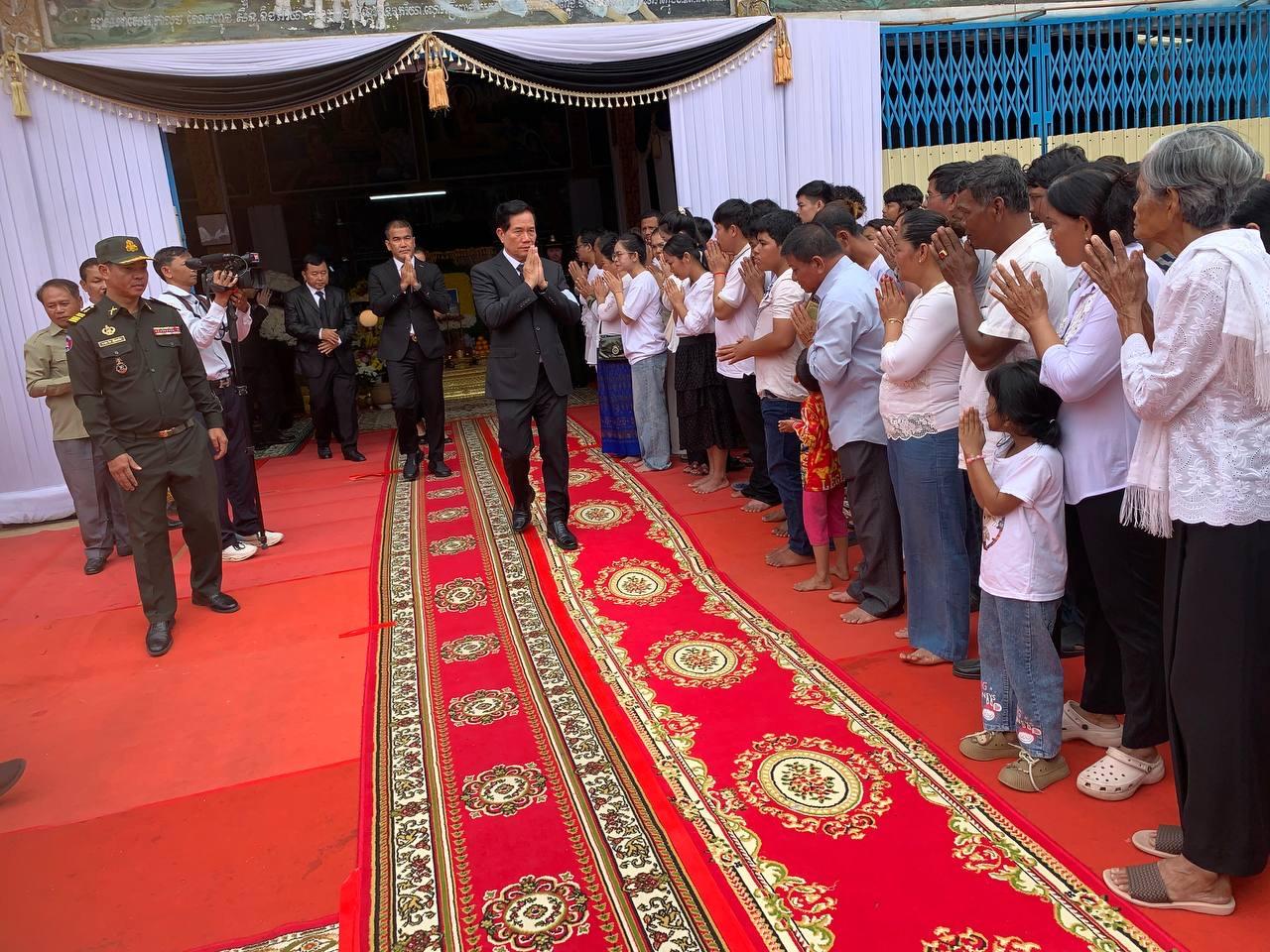 អភិបាលភ្នំពេញ លោក ឃួង ស្រេង ចូលគោរពវិញ្ញាណក្ខន្ធសពវីរជនយោធា និងឧបត្ថម្ភ១០លានរៀល