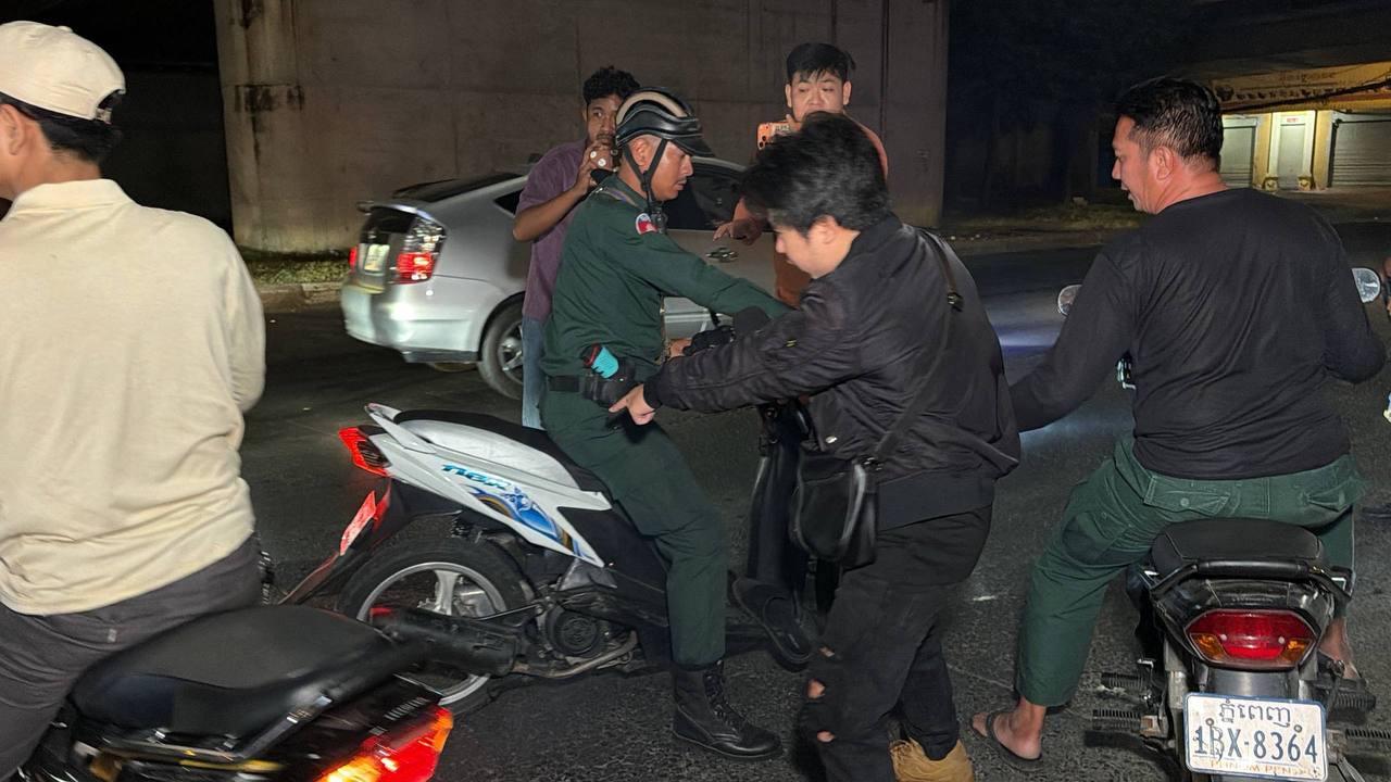 ចេញពីគុកបានតែប៉ុន្មានថ្ងៃ បុរសដាក់កាំភ្លើងតាមខ្លួន បាញ់តដៃជាមួយសមត្ថកិច្ច