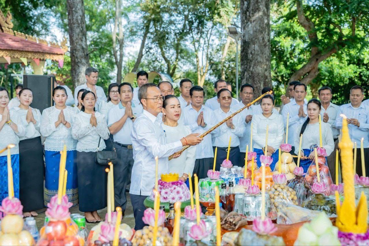 ខេត្តព្រៃវែងរៀបចំពិធីបួងសួងសុំសេចក្ដីសុខជូនកងទ័ពជួរមុខកម្ពុជា