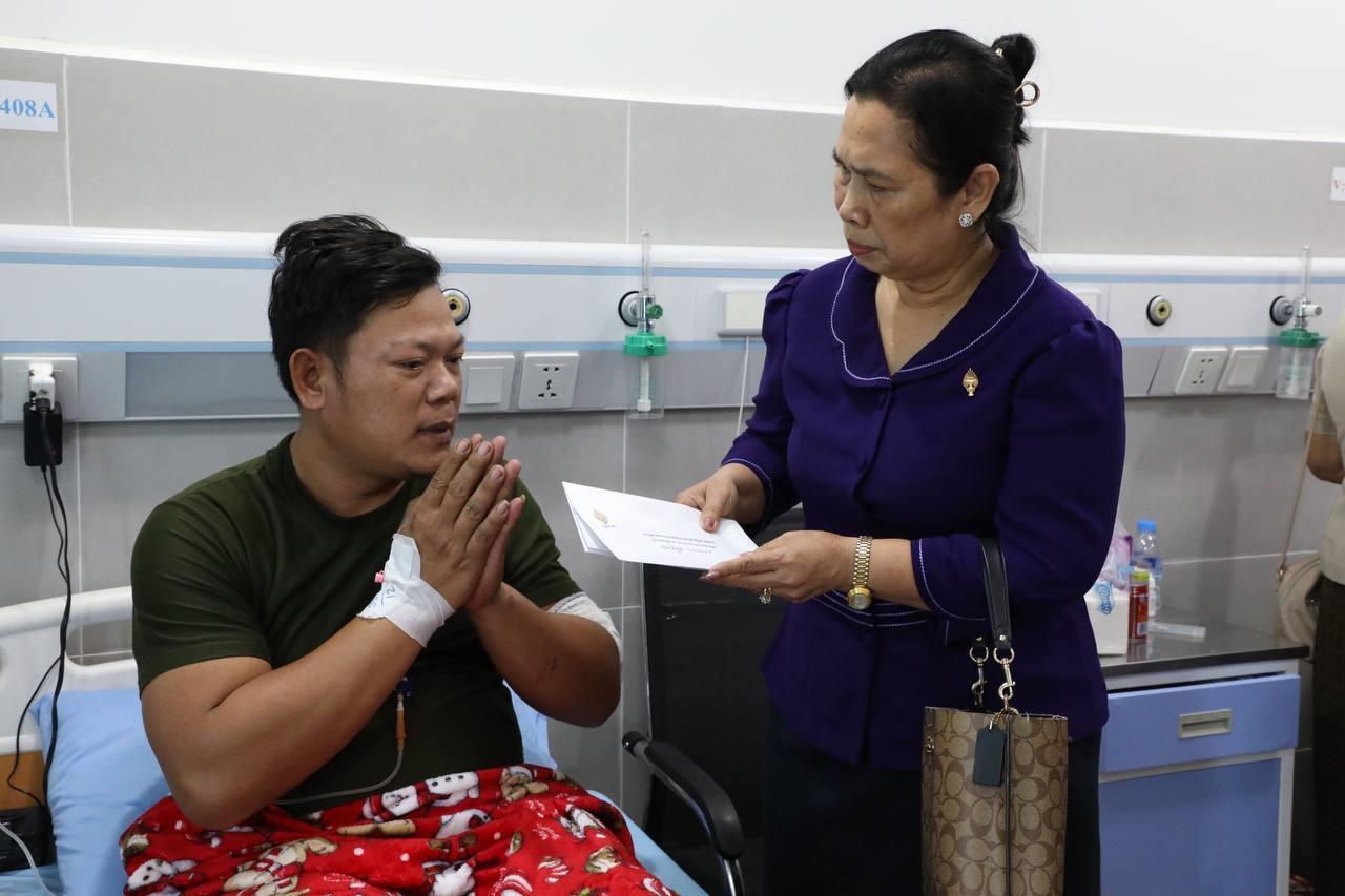 ក្រុមសភាស្ត្រីចុះសួរសុខទុក្ខវីរកងទ័ព៣៤រូប ដែលរងរបួសការពារព្រំដែនពីថៃ